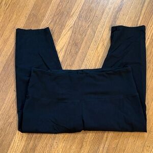 Ruby Ribbon Black Capri Leggings *